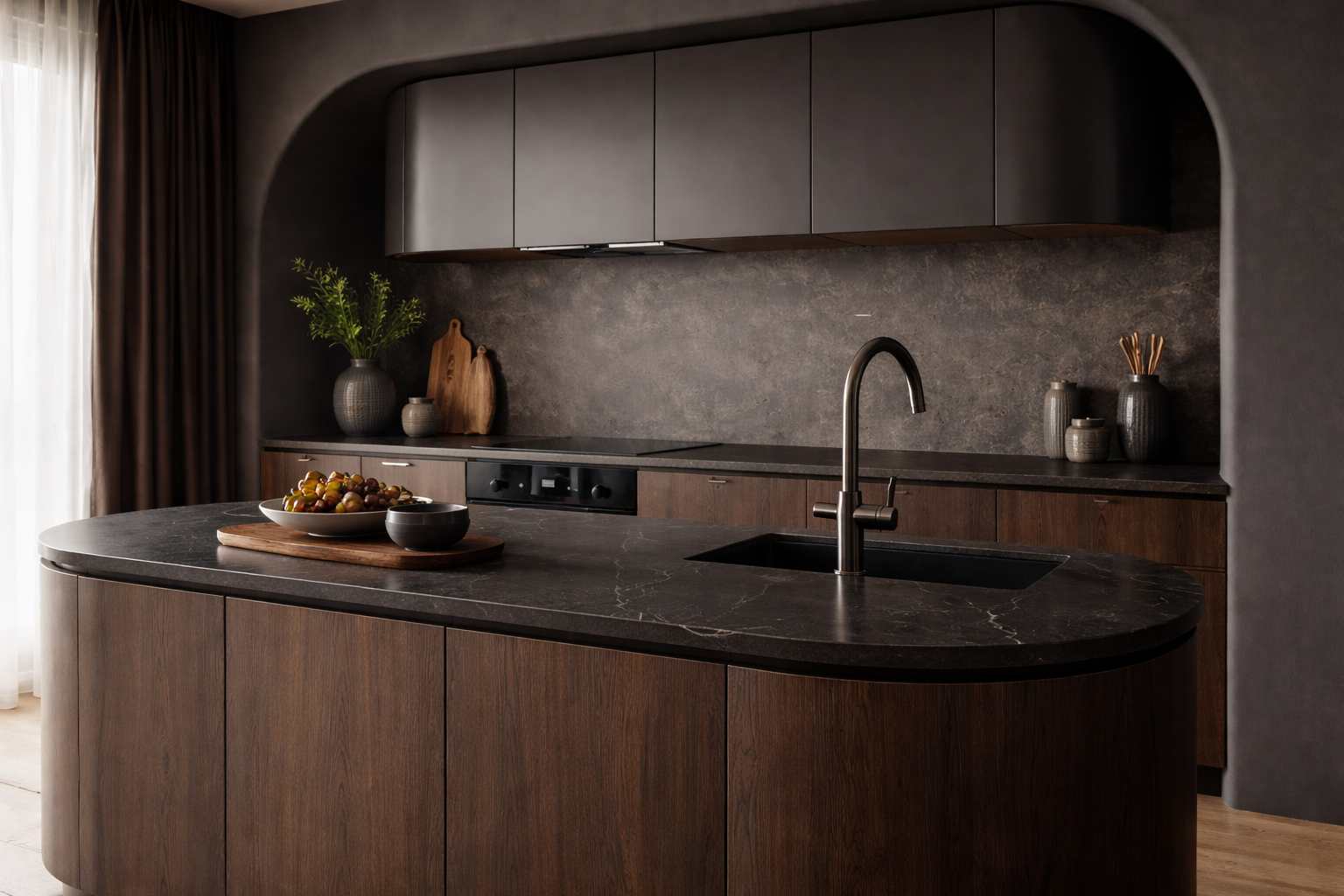 Ciemna, nowoczesna kuchnia z zaokrąglonymi frontami i wyspą o organicznych kształtach, utrzymana w minimalistycznej stylistyce